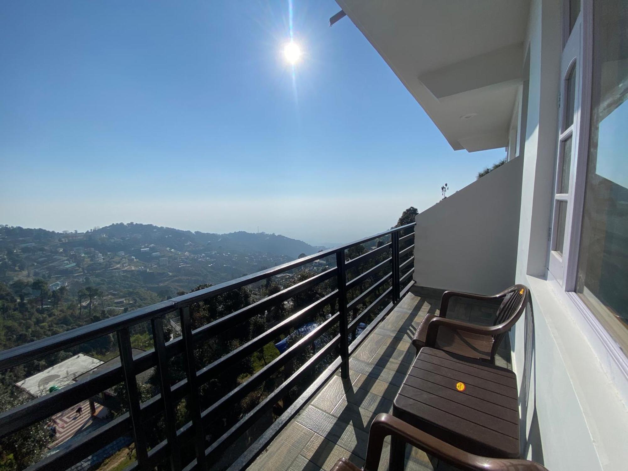 Redeem Cafe & Homestay Мак-Леод-Гейндж Экстерьер фото