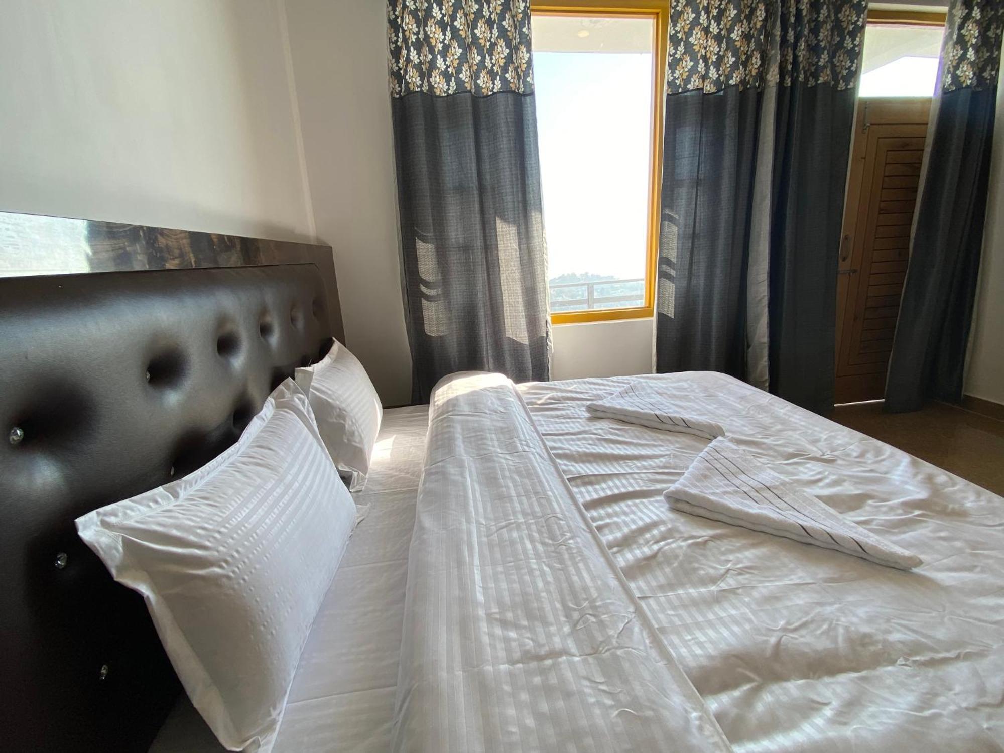 Redeem Cafe & Homestay Мак-Леод-Гейндж Экстерьер фото